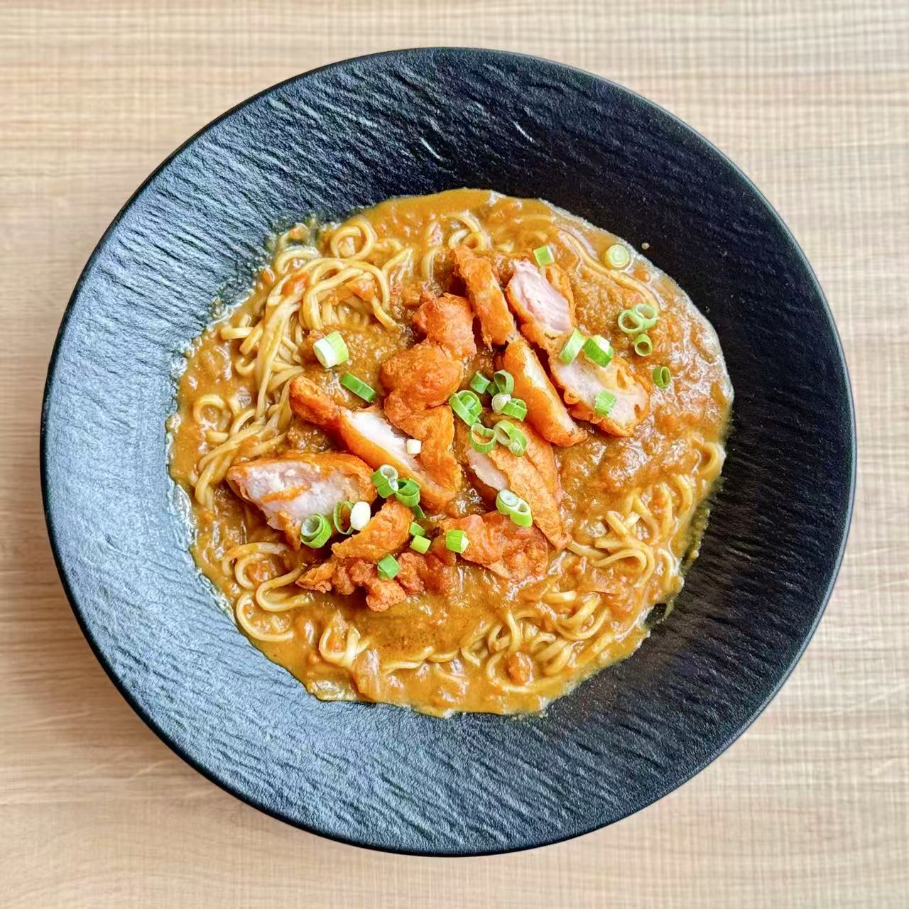 Mazemen rice karaage con curry